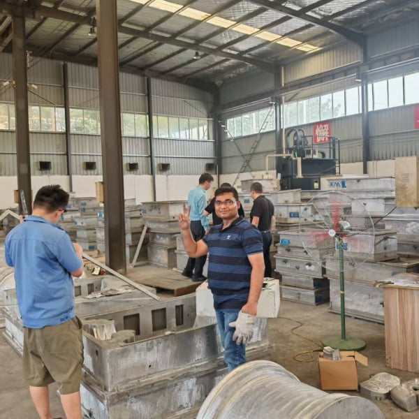 印度客戶蒞臨龍尊模具檢查模具 印度客戶蒞臨龍尊模具檢查模具